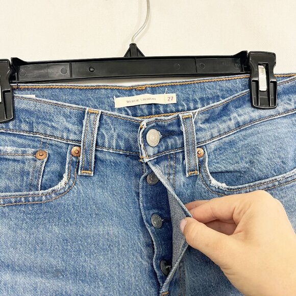 Levi's Wedgie Straight Medium Wash Denim Bermuda Mid Length Jean Shorts Size 27 - Picture 3 of 8